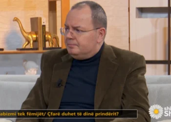 Fëmija humb shikimin pas puthjes nga një i afërm me herpes, mjekët japin njoftimin e shqetësimit!