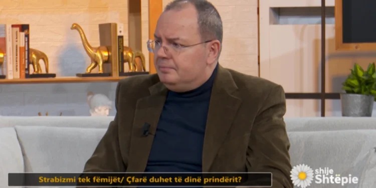 Fëmija humb shikimin pas puthjes nga një i afërm me herpes, mjekët japin njoftimin e shqetësimit!