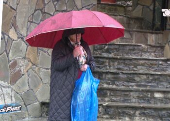 Fiks Fare: Mësuesit e fshatrave në Përmet, Tepelenë dhe Gjirokastër pa transport. Të bllokuar në rrugë nën shi, ftohtë dhe erë.