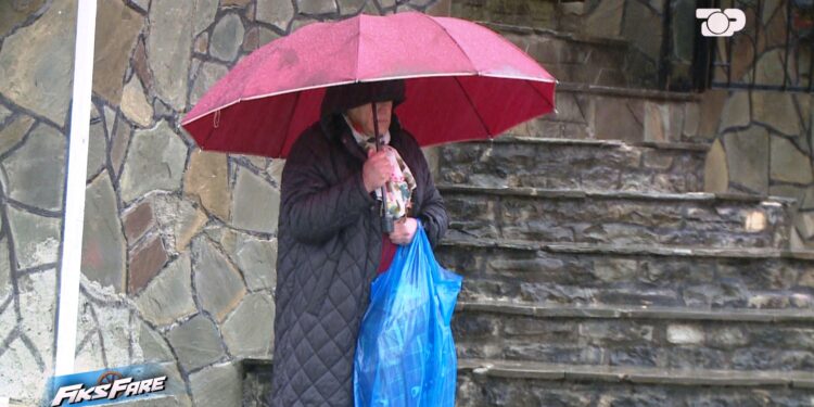 Fiks Fare: Mësuesit e fshatrave në Përmet, Tepelenë dhe Gjirokastër pa transport. Të bllokuar në rrugë nën shi, ftohtë dhe erë.