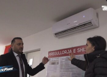 Fiks Fare/ Skandali në Kavajë: Dy shkolla pa ngrohje, prindërit denoncojnë pagesat prej 35 eurosh që detyrohen të bëjnë nxënësit.