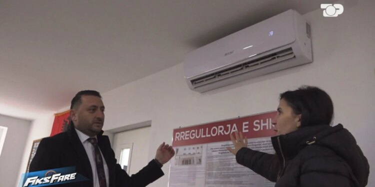 Fiks Fare/ Skandali në Kavajë: Dy shkolla pa ngrohje, prindërit denoncojnë pagesat prej 35 eurosh që detyrohen të bëjnë nxënësit.