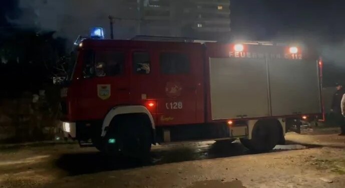 Flakët shpërthejnë në një banesë në Lushnje, zjarri përhapet me shpejtësi, një vajzë 12-vjeçare asfiksohet.