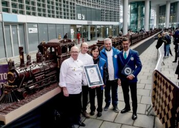 Fotografia/ Treni më i gjatë i çokollatës, surpriza vjen nga qendra e… modës.