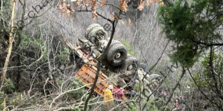 Fotolajm: Një të vdekur dhe dy të plagosur rëndë nga aksidenti, pamjet e kamionit të përmbysur në Gramsh.
