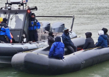 Franca fillon operacionin e parë në ujë për të ndaluar varkat e emigrantëve drejt Britanisë.