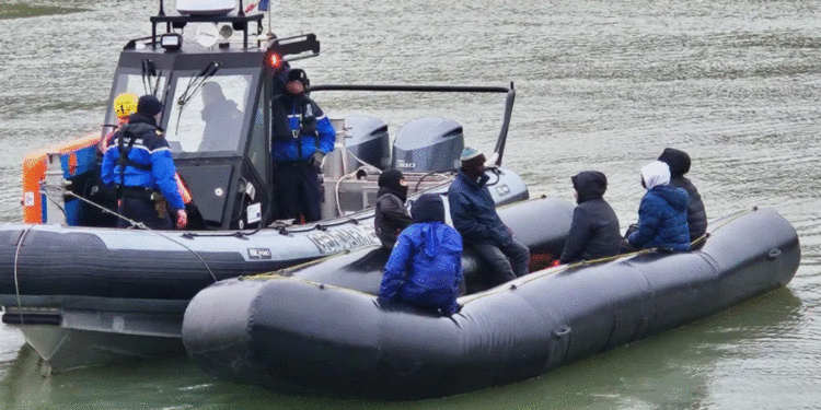 Franca fillon operacionin e parë në ujë për të ndaluar varkat e emigrantëve drejt Britanisë.