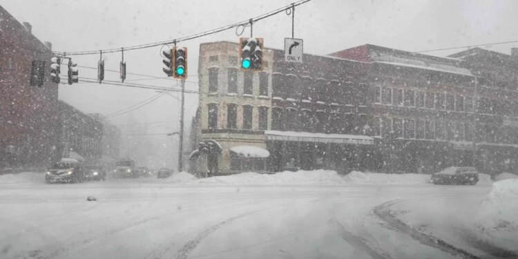 Ftohti ekstrem prek SHBA-në: 24 mijë familje pa energji elektrike, 12 shtete shpallin situatë emergjente.