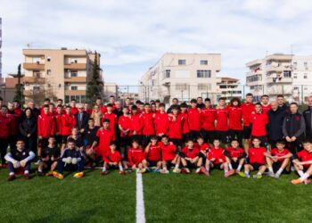 Fusha e shkollës 'Benardina Qerraxhia' në Durrës inaugurohet, Duka: Investimi në futboll do të ndihmojë të ardhmen e fëmijëve.