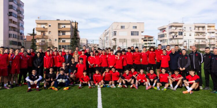 Fusha e shkollës 'Benardina Qerraxhia' në Durrës inaugurohet, Duka: Investimi në futboll do të ndihmojë të ardhmen e fëmijëve.