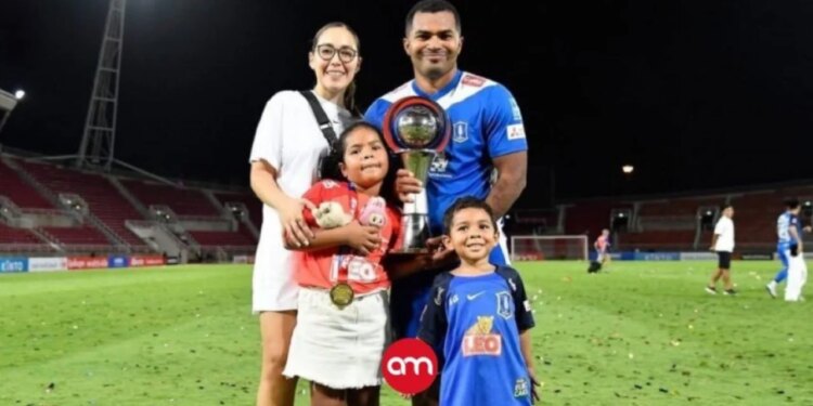 Futbollisti i trishtuar bardheblu shoqëron në banesën e fundit vajzën e tij që humbi jetën aksidentalisht në Tiranë, në vendlindjen e tij.