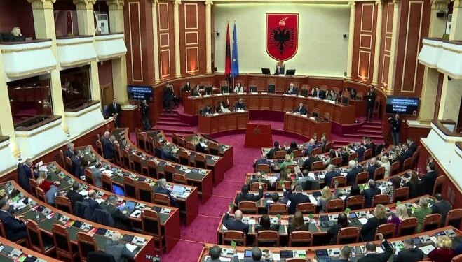 Gazetarët në Rrezik: Opozita Refuzon Propozimin e Qeverisë për Dekriminalizimin e Shpifjes