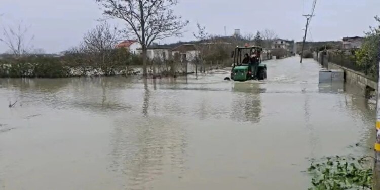 Gjashtë familje evakuohen nga Katundi i Ri pasi refuzuan të largoheshin nga banesat, shkaku janë rritjet e prurjeve në lumin Erzen.