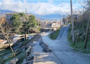 Gjirokastër: Dëme nga moti i keq/ Rrëshqitja e tokës në disa lagje shkakton shqetësim tek banorët: Po përballemi me bllokime.