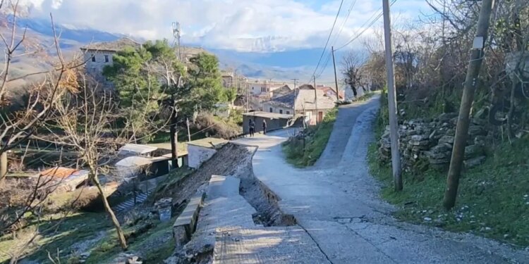 Gjirokastër: Dëme nga moti i keq/ Rrëshqitja e tokës në disa lagje shkakton shqetësim tek banorët: Po përballemi me bllokime.