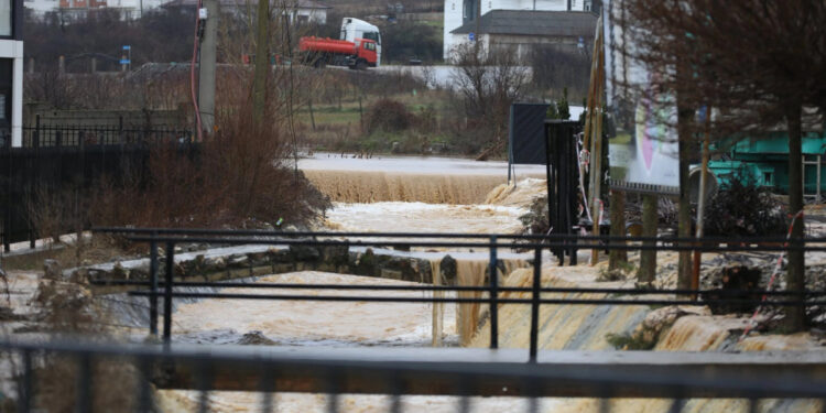 IHMK raporton për gjendjen e lumenjve pas reshjeve dhe identifikon zonat më të prekura.