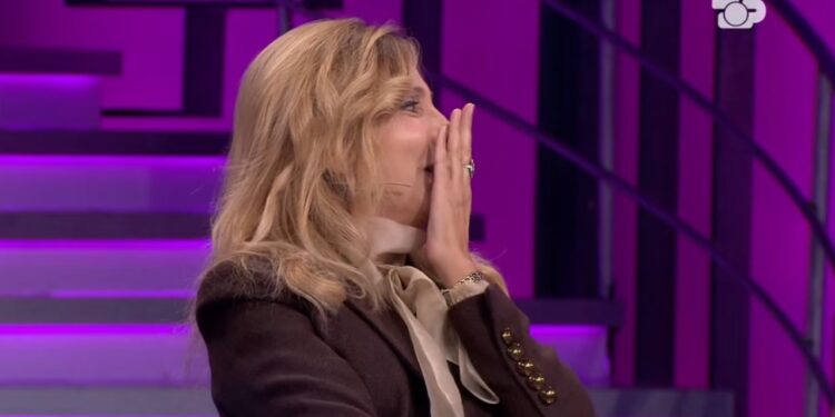 Iliri Vrenozi surprizon Mimoza Ahmetin me pyetjen: ‘A e puthët në buzë Edi Ramën?’ Ja si reagon poetja.