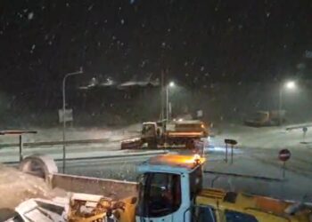 Intensiteti i reshjeve të dëborës në Qafë Thanë rritet, temperaturat bien në 0 gradë Celsius.