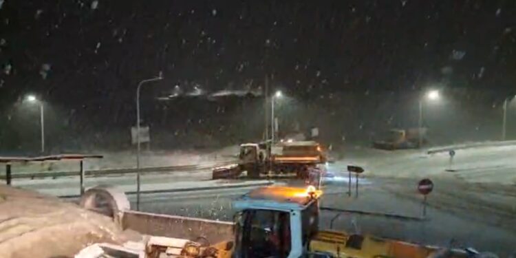 Intensiteti i reshjeve të dëborës në Qafë Thanë rritet, temperaturat bien në 0 gradë Celsius.