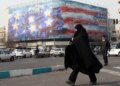 Irani paralajmëron SHBA-në për hakmarrje, duke shfaqur një poster gjigand në Teheran: 'Nëse mbjell erën, do të korrësh stuhinë'