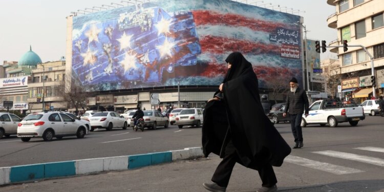 Irani paralajmëron SHBA-në për hakmarrje, duke shfaqur një poster gjigand në Teheran: 'Nëse mbjell erën, do të korrësh stuhinë'