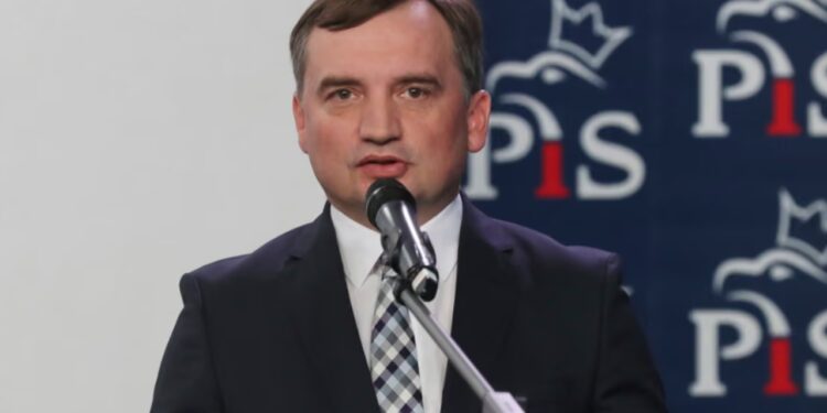 Ish-Ministri Polak i Drejtësisë Akuzohet për Abuzim me Pushtetin dhe Kërkon Azil Politik në Hungari