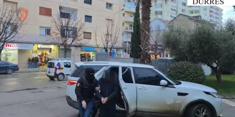 Ish-drejtori i burgut të Durrësit arrestohet, momenti i shoqërimit në komisariat

Ish-drejtori i IEVP Durrës dhe një doktoreshë e këtij institucioni arrestohen dhe u vendos masa sigurie ndaj tyre.