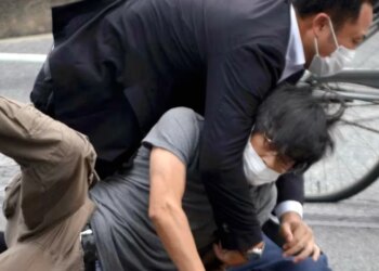 Ish-kryeministri japonez vret, autori dënohet me burg të përjetshëm