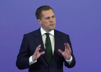 Ish-ministri kritik ndaj shqiptarëve largohet nga konservatorët, Robert Jenerick pritet t’i bashkohet Nigel Farage.