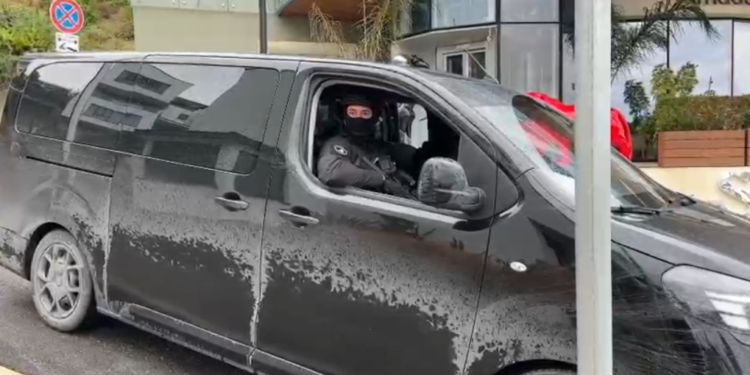 Ivanka Trump dhe Jared Kushner arrijnë në Vlorë, të shoqëruar nga një numër të madh policësh.