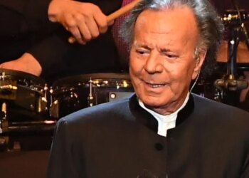 Julio Iglesias ballafaqohet me akuzat e dy ish-punonjëseve për sulm seksual, zbulohet prova dhe mesazhe: Na thërriste në natë në dhomën e tij dhe…