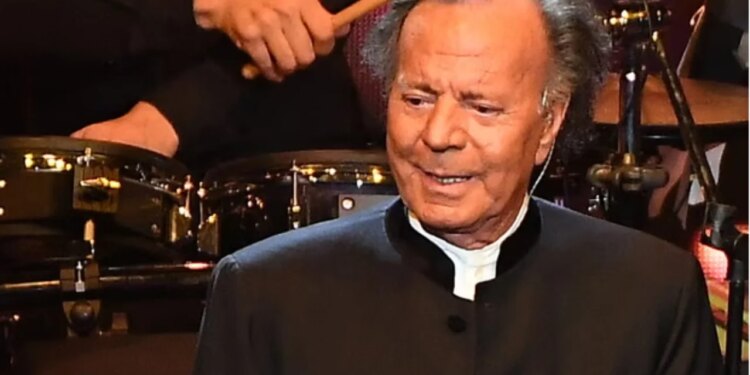 Julio Iglesias ballafaqohet me akuzat e dy ish-punonjëseve për sulm seksual, zbulohet prova dhe mesazhe: Na thërriste në natë në dhomën e tij dhe…