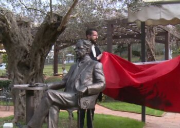 Kadare nderohet me një statujë bronzi në përvjetorin e 90-të të lindjes së tij