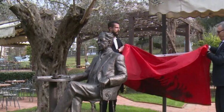 Kadare nderohet me një statujë bronzi në përvjetorin e 90-të të lindjes së tij