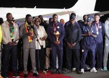 Kampionët rikthehen në atdhe, Presidenti i Senegalit mirëpret ekipin në aeroport.