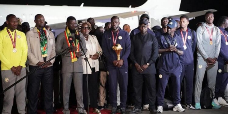 Kampionët rikthehen në atdhe, Presidenti i Senegalit mirëpret ekipin në aeroport.