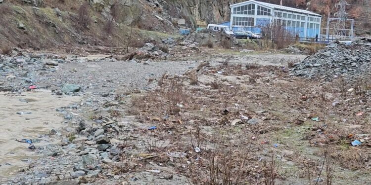 Katër familje në Kukës, të bllokuara nga rrëshqitja e dheut për 11 ditë.