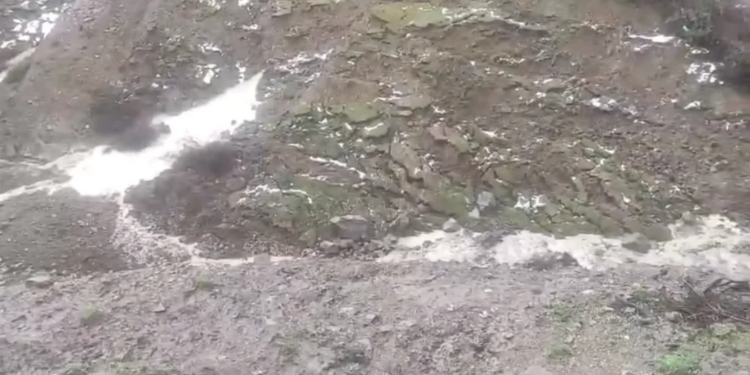 Këlcyrë: Situatë alarmante në fshatin Malëshovë, çarja e tokës kërcënon jetën e tri familjeve.
