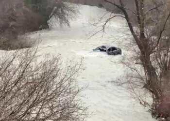 Kërkime në Klos për trupin e 30-vjeçarit që dyshohet se u marrë nga rrjedha pas rënies së mjetit në përrua.