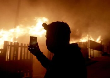 Kili nën ndikimin e flakëve, numri i viktimave arrin në 15, shpallet gjendja e jashtëzakonshme në dy provinca.