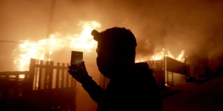 Kili nën ndikimin e flakëve, numri i viktimave arrin në 15, shpallet gjendja e jashtëzakonshme në dy provinca.