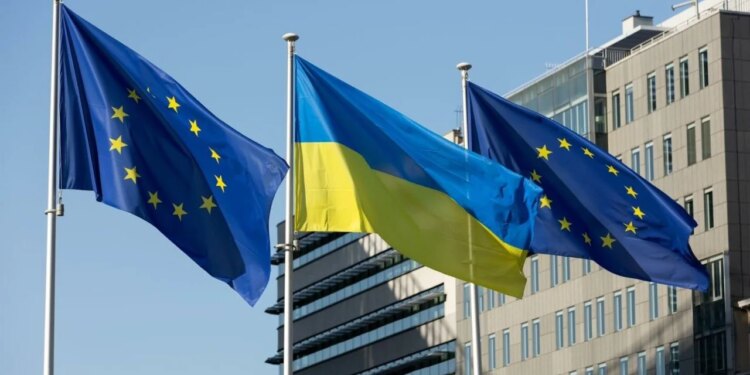 Komisioni Evropian ribalon mbështetje të plotë për Ukrainën, 200 miliardë euro dhe rritje e bashkëpunimit në fushën e sigurisë dhe mbrojtjes.