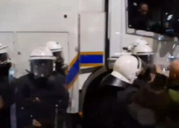 Konflikte të forta para Kuvendit, deputetët e PD-së përpiqen të bllokojnë autobotin e ujit.