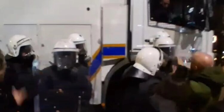 Konflikte të forta para Kuvendit, deputetët e PD-së përpiqen të bllokojnë autobotin e ujit.