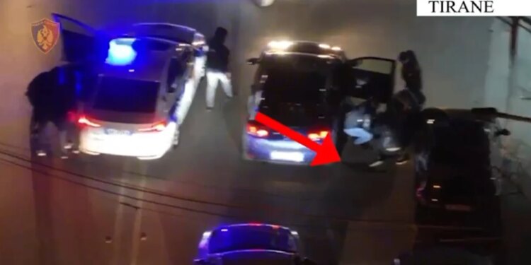 Krimi i organizuar që shiste armë në Tiranë goditet, tre arrestime dhe një 28-vjeçar në kërkim. Një prej të arrestuarve ka të kaluar për vrasje.