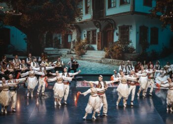 “Ku ka si Tirona”: Shfaqja e Ansamblit sjell tingujt e folklorit dhe traditat e Tiranës.