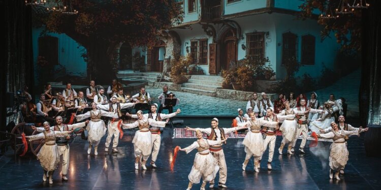 “Ku ka si Tirona”: Shfaqja e Ansamblit sjell tingujt e folklorit dhe traditat e Tiranës.