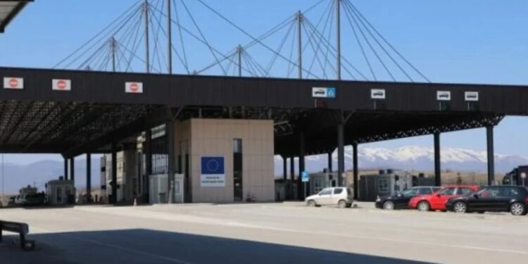 Kufijtë me Maqedoninë e Veriut mbyllen, priten kufizime në lëvizjen e mallrave në hyrje dhe dalje nga Shqipëria.