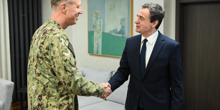 Kurti takon komandantin e NATO-s: Siguria e kufijve të Kosovës është prioriteti kryesor.