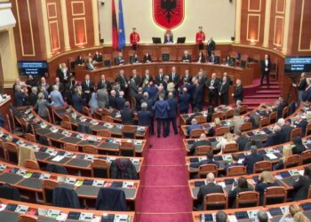 LAJM I FUNDIT: Gazment Bardhi kërkon që Balluku të largohet nga Kuvendi, opozita bllokon foltoren